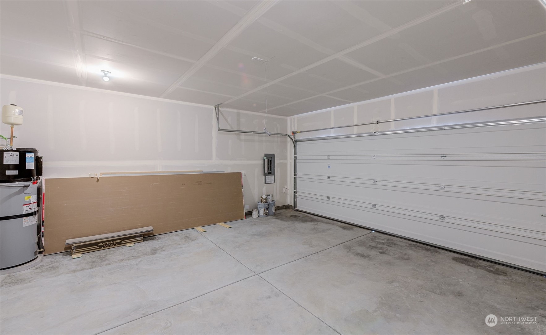 101 Walnut Street Tieton, WA 98947 - Photo 23 of 27 a view of room and garage