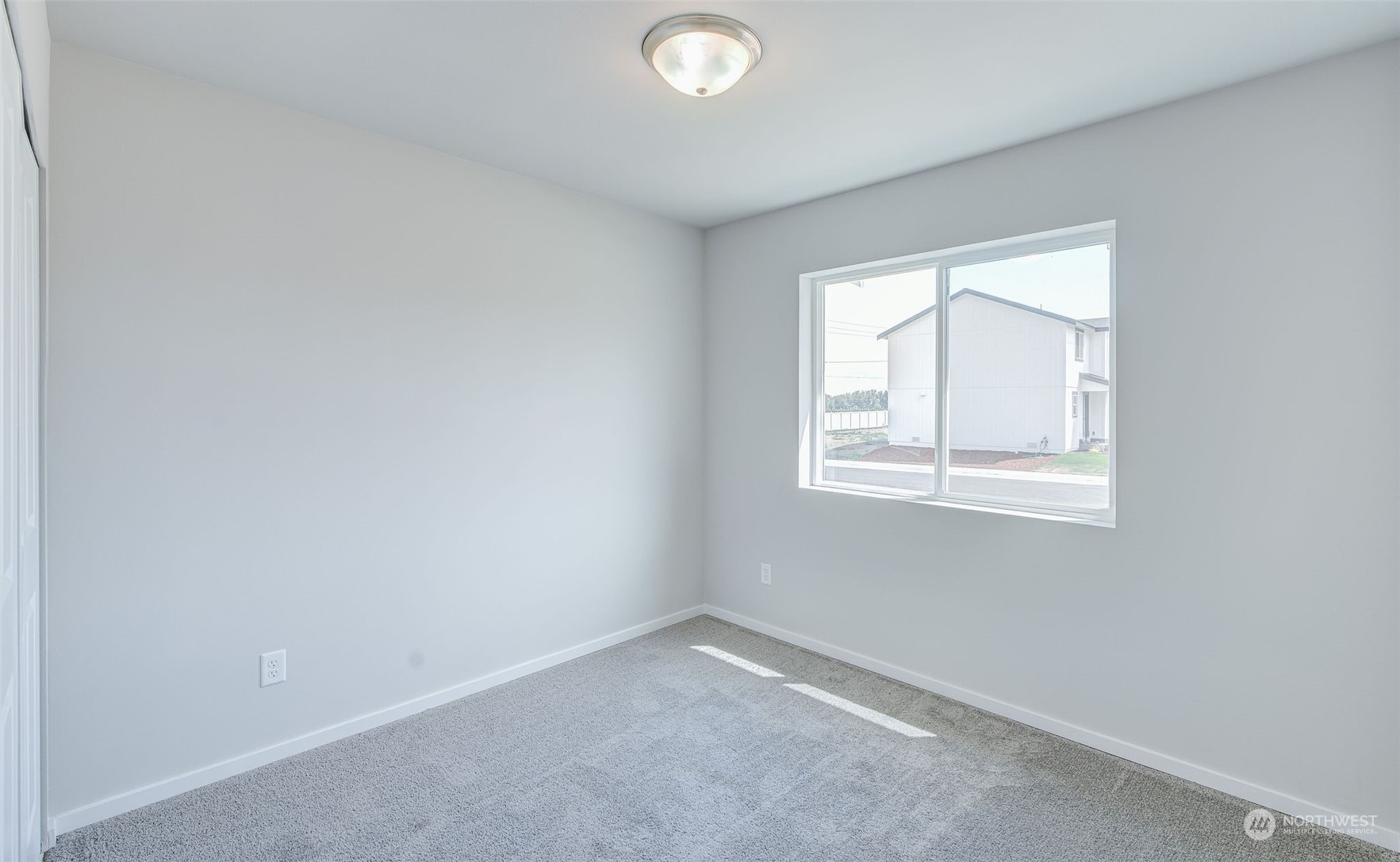 101 Walnut Street Tieton, WA 98947 - Photo 5 of 27 an empty room with a window