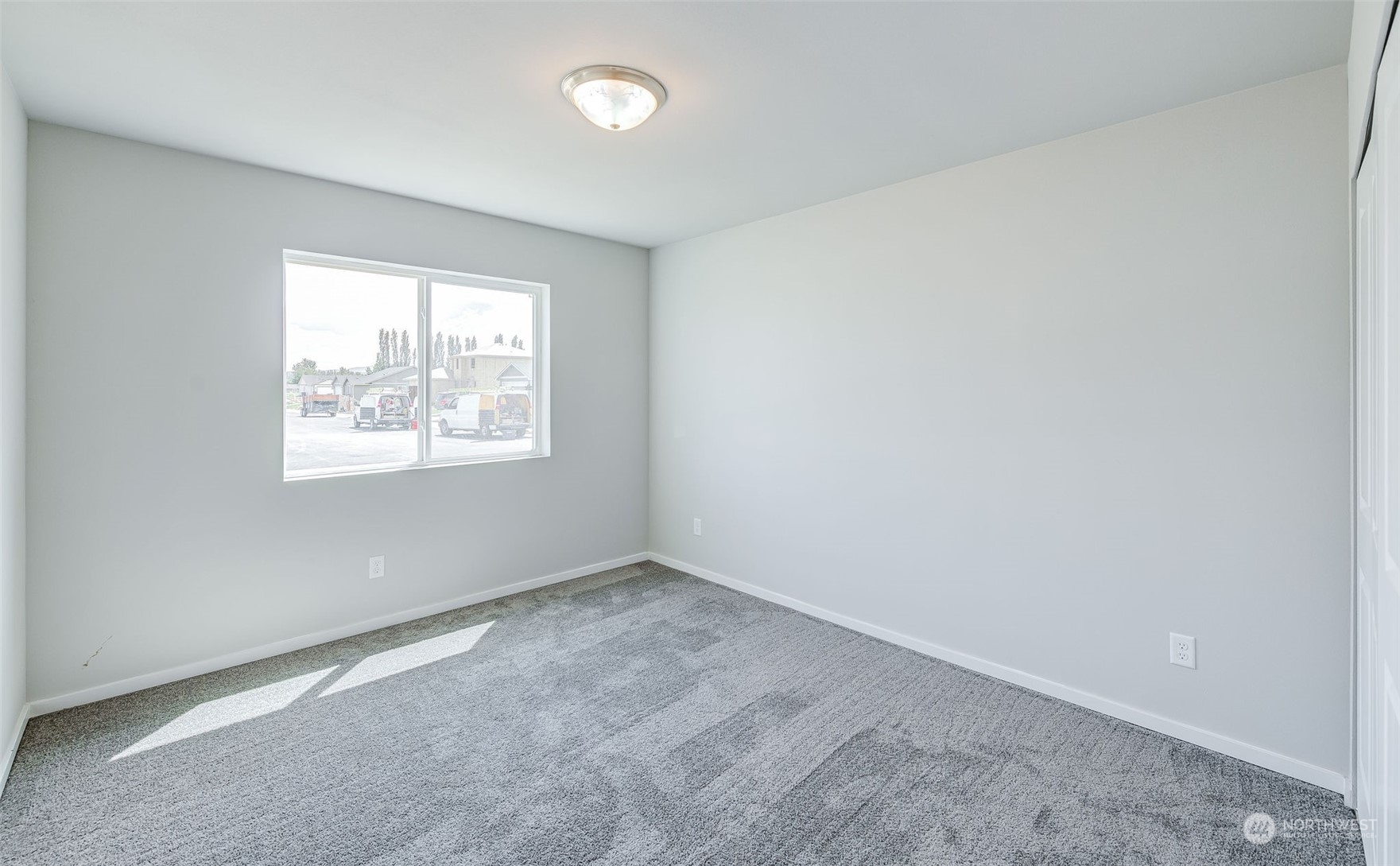 101 Walnut Street Tieton, WA 98947 - Photo 6 of 27 an empty room with windows