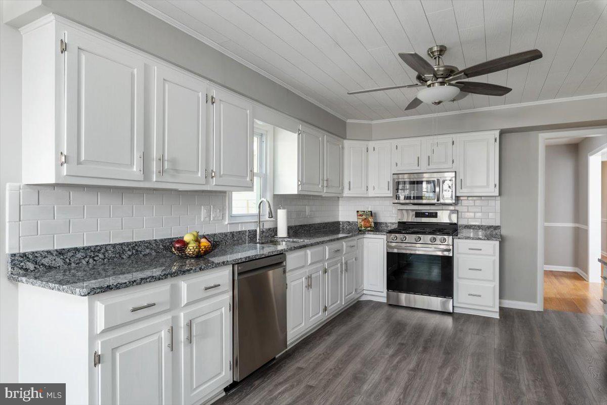 61 Robinson Road Severna Park, MD 21146 - Photo 11 of 38 All New Stainless Appliances