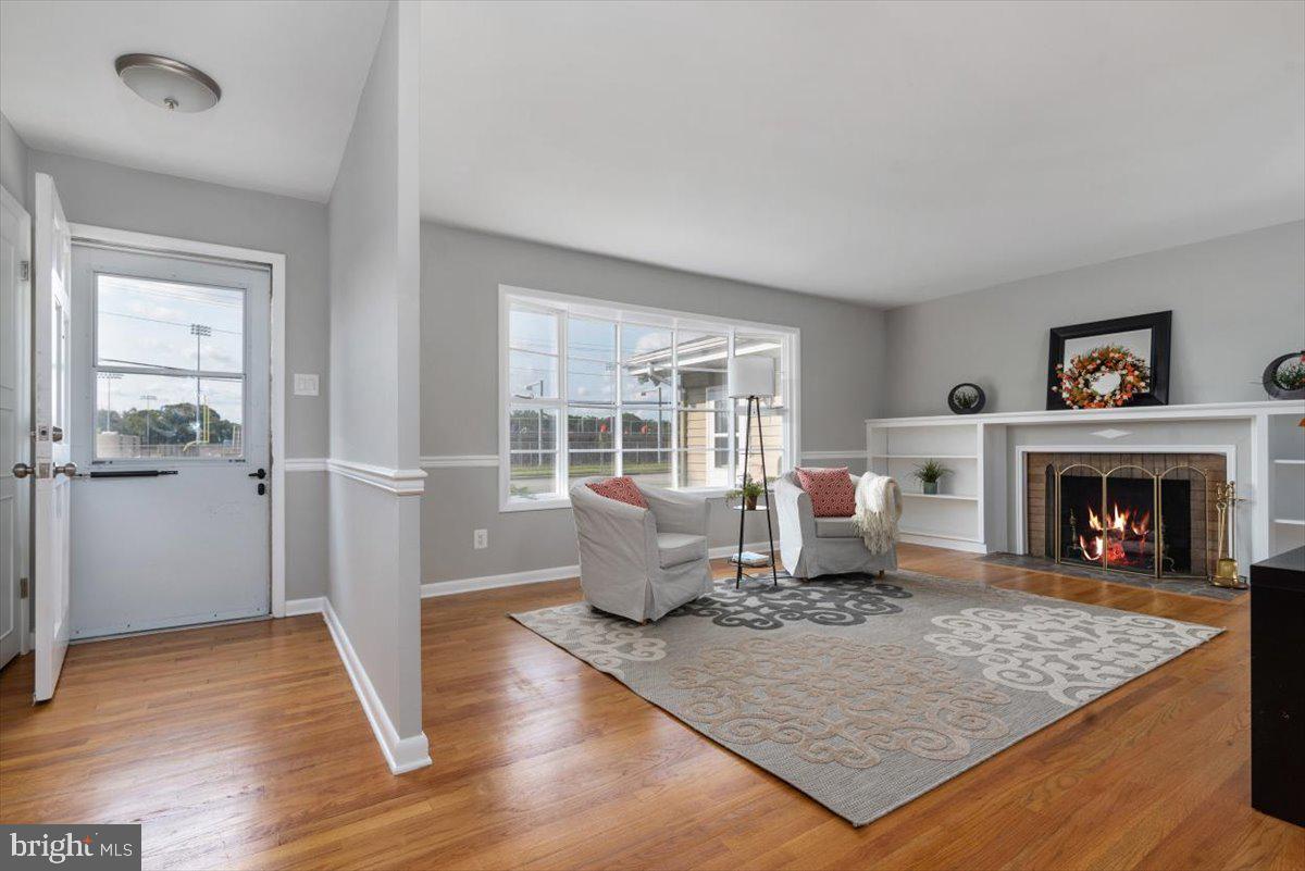 61 Robinson Road Severna Park, MD 21146 - Photo 3 of 38 Living Room