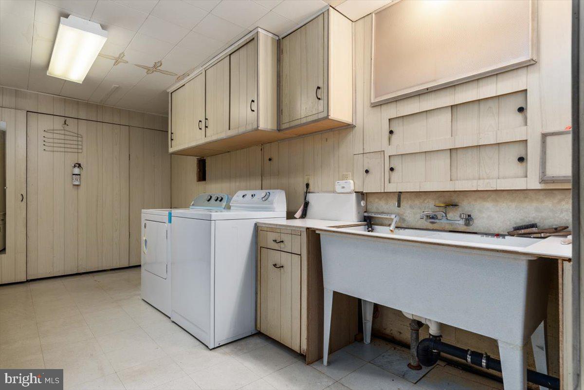 61 Robinson Road Severna Park, MD 21146 - Photo 33 of 38 Laundry with Sink