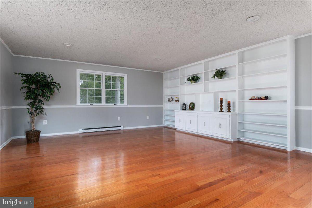 61 Robinson Road Severna Park, MD 21146 - Photo 8 of 38 Huge Family Room, New Hardwood Fooor