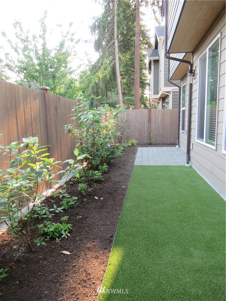 8609 244th Street Southwest, Unit 6 Edmonds, WA 98026 - Photo 25 of 27 a backyard of a house with lots of green space