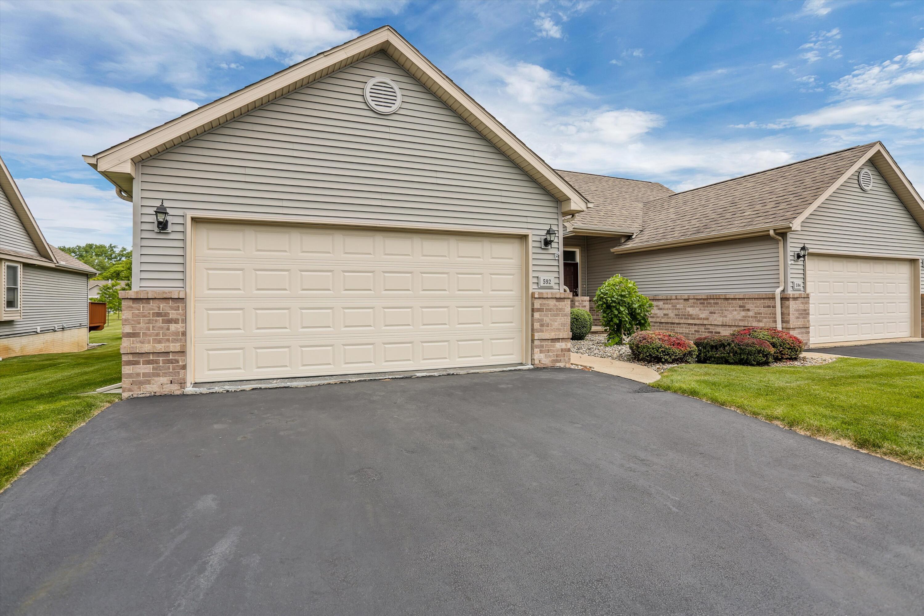 592 Ridge Lane Tecumseh, MI 49286 - Photo 4 of 39 04-592 Ridge Ln 0036