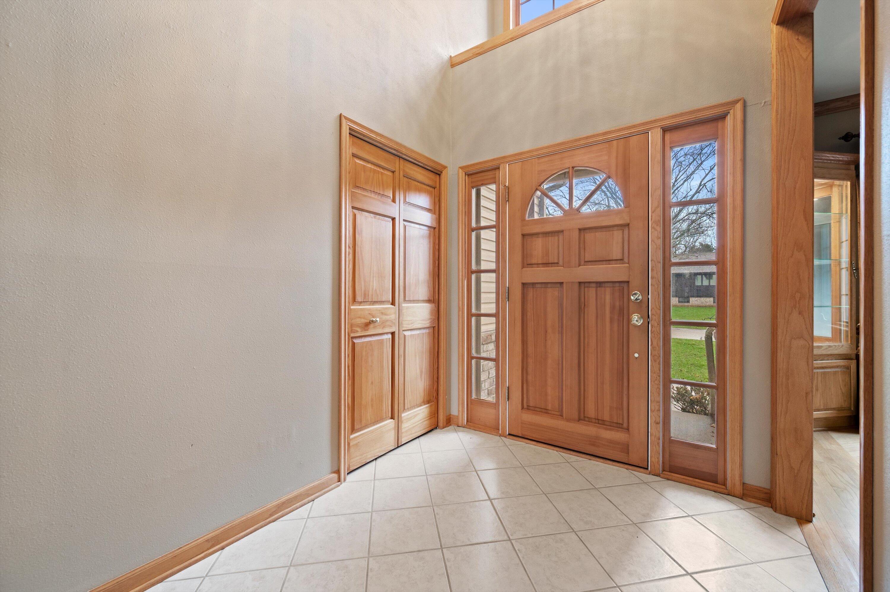 4009 Hickory Knoll Road Delafield, WI 53029 - Photo 4 of 43 2 Story Foyer