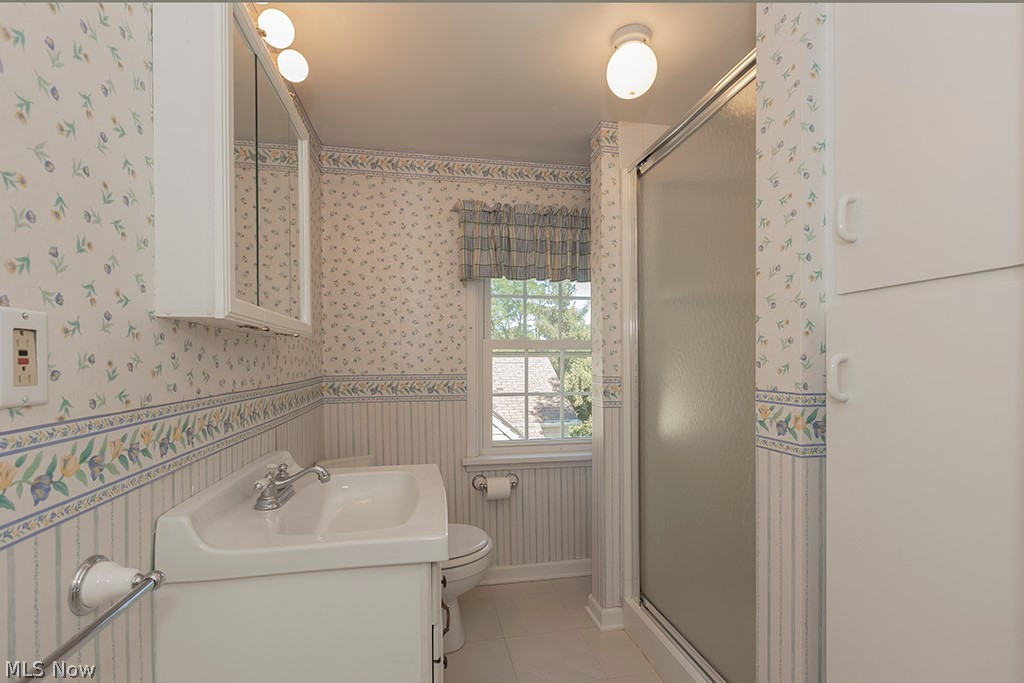 2554 Charney Road Cleveland, OH 44118 - Photo 25 of 34 Third floor full bathroom with shower.