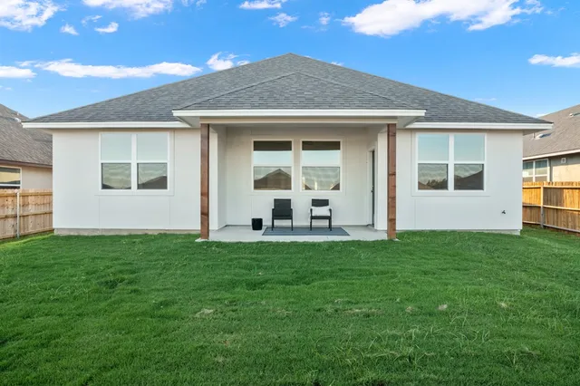 a view of a house with backyard