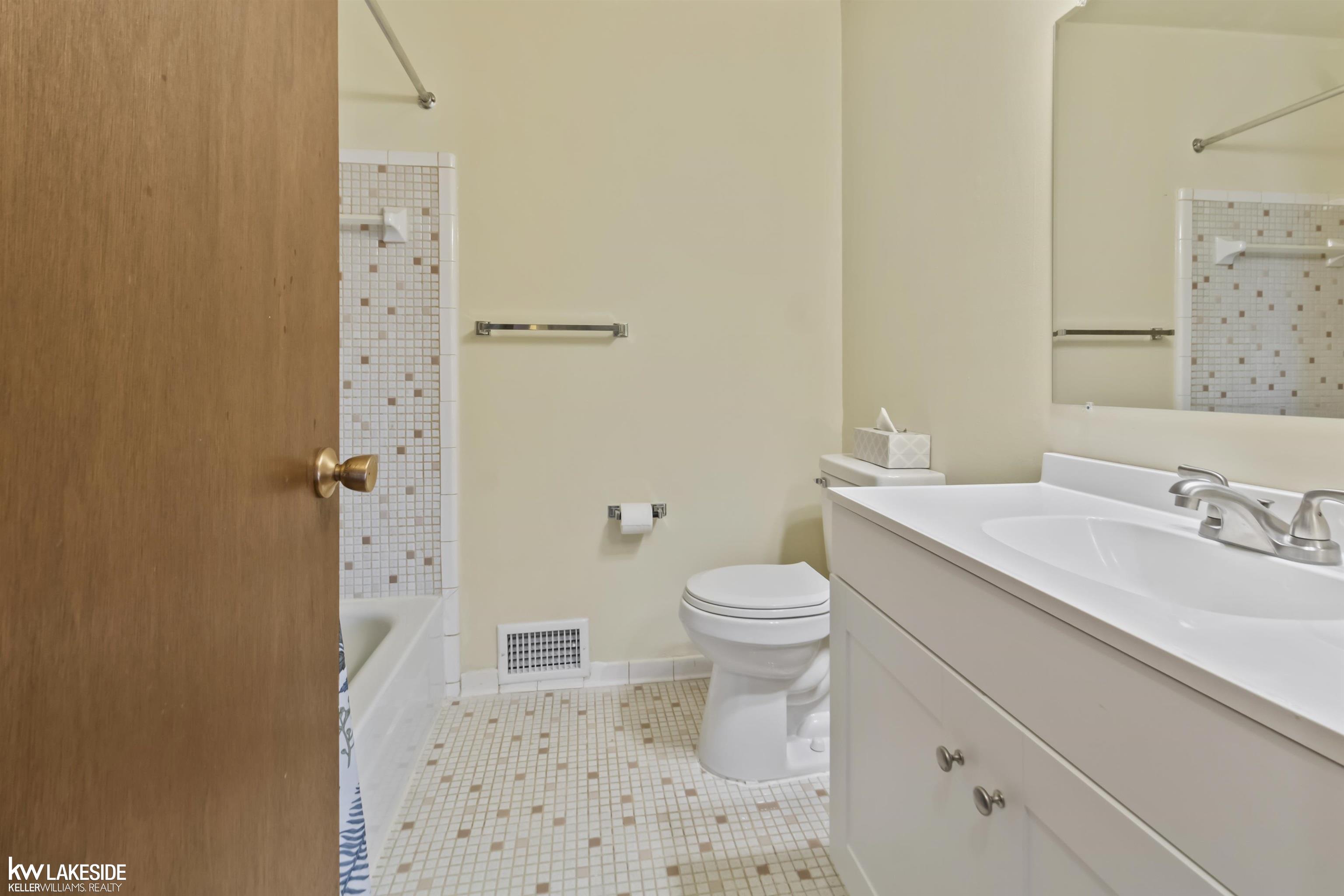 29201 Hayes Road, Unit G8 Warren, MI 48088 - Photo 19 of 22