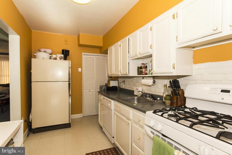 3419 North Point Road Baltimore, MD 21222 - Photo 12 of 26 Kitchen