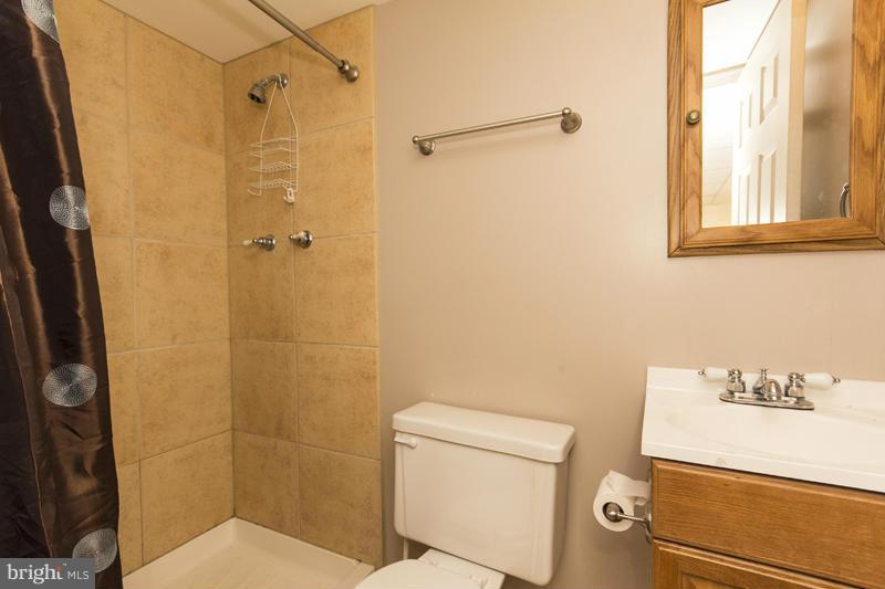 3419 North Point Road Baltimore, MD 21222 - Photo 13 of 26 Bath
