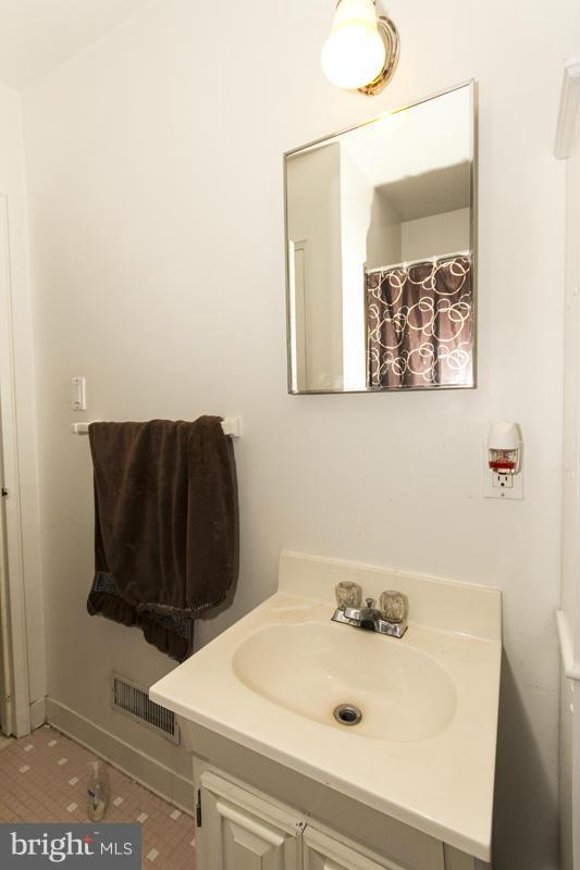 3419 North Point Road Baltimore, MD 21222 - Photo 25 of 26 Bath