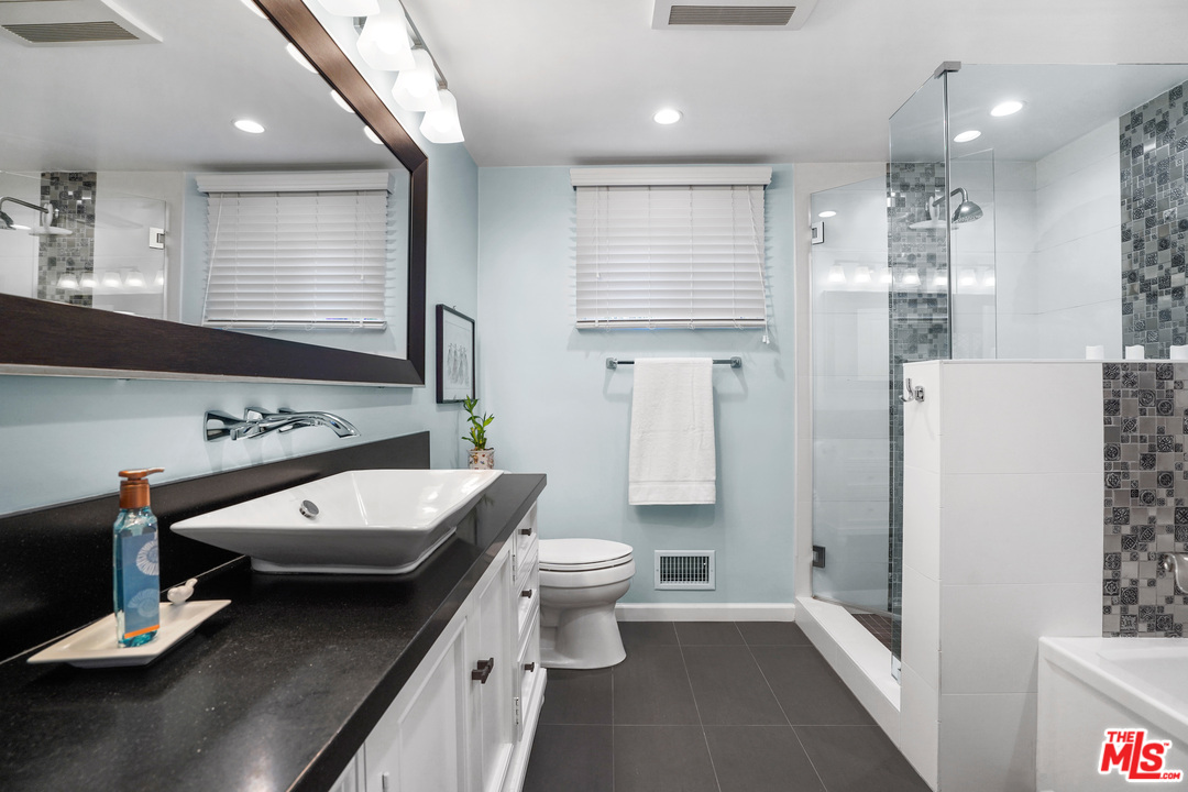 910 Hillcroft Road Glendale, CA 91207 - Photo 19 of 37 a bathroom with a toilet a sink and a mirror