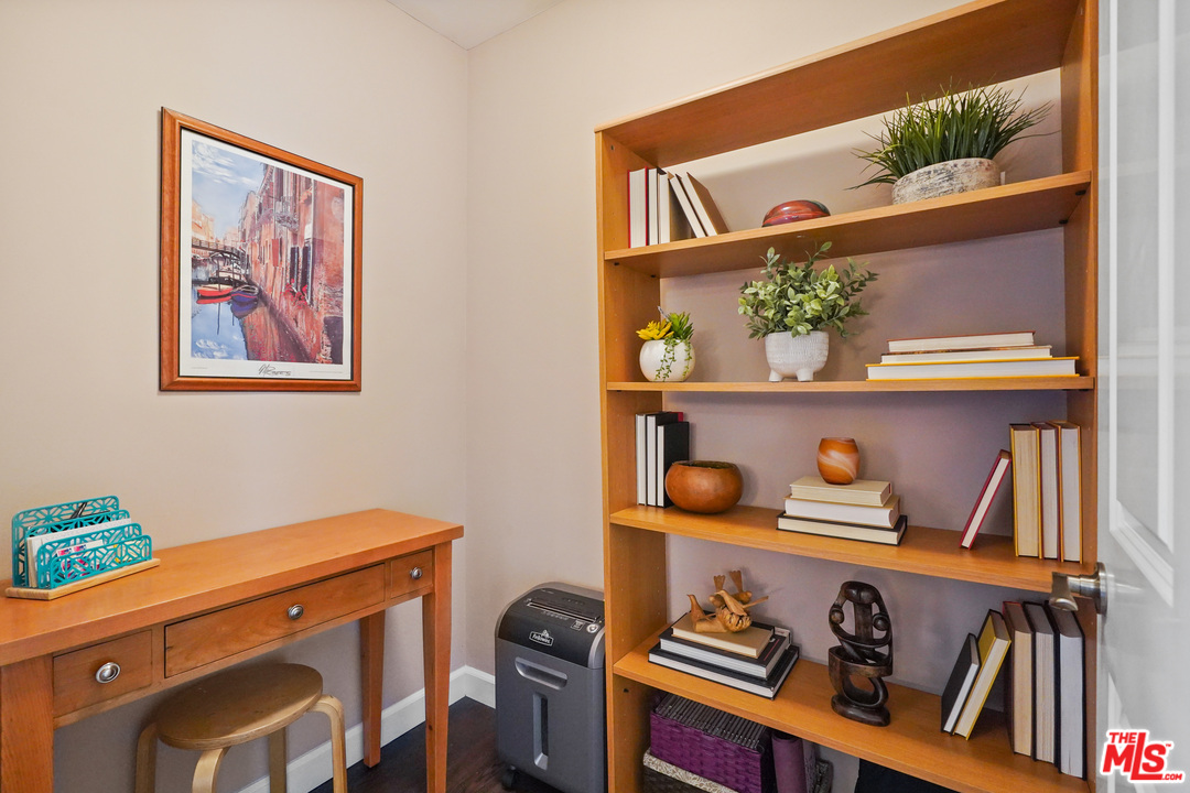910 Hillcroft Road Glendale, CA 91207 - Photo 22 of 37 a view of room with book shelf