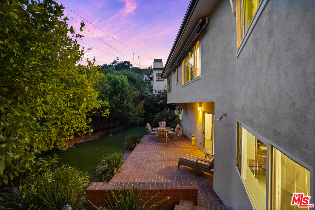 910 Hillcroft Road Glendale, CA 91207 - Photo 31 of 37 a view of swimming pool with seating area