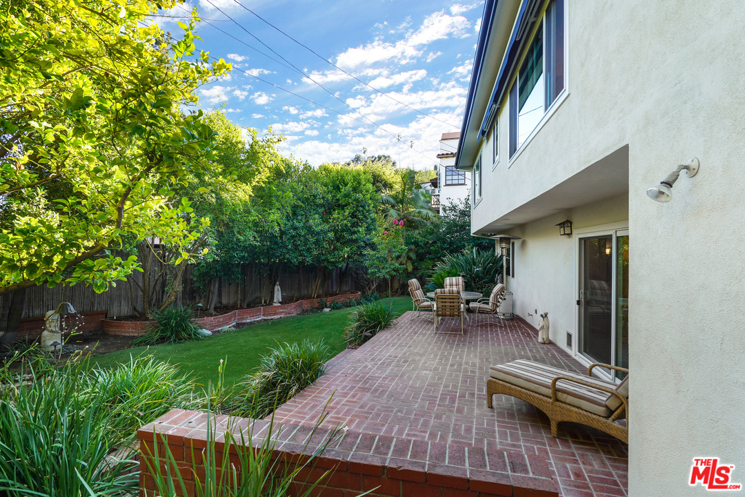 910 Hillcroft Road Glendale, CA 91207 - Photo 32 of 37 a backyard of a house with table and chairs