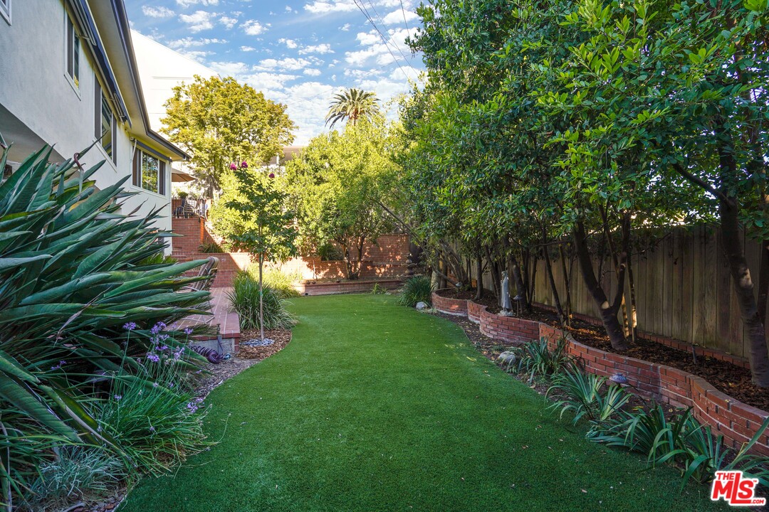 910 Hillcroft Road Glendale, CA 91207 - Photo 33 of 37 a view of garden with wooden stairs