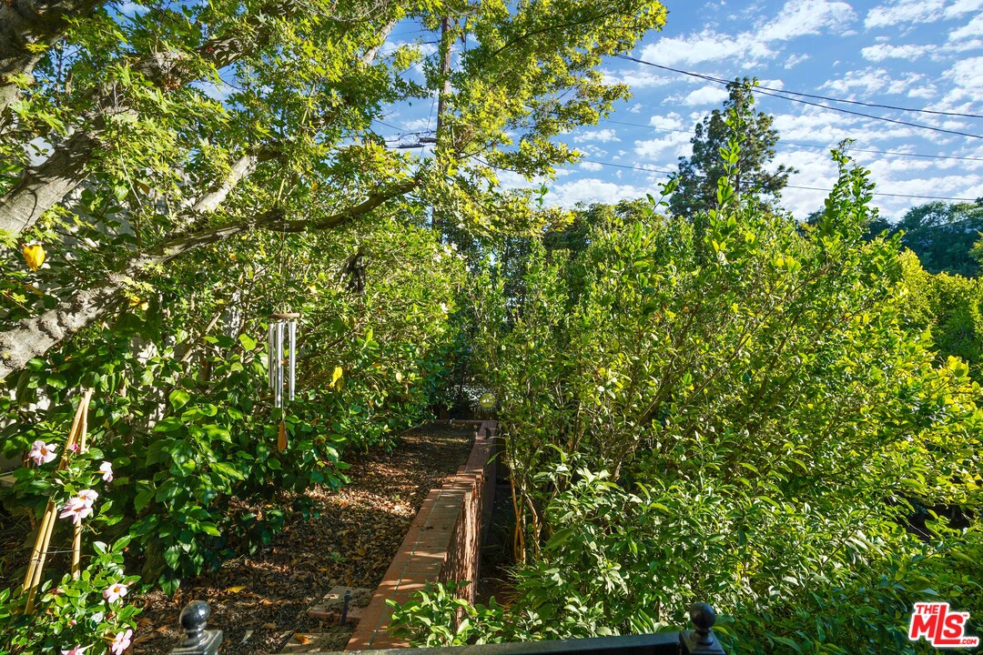 910 Hillcroft Road Glendale, CA 91207 - Photo 34 of 37 a backyard of a house with lots of green space and a fountain