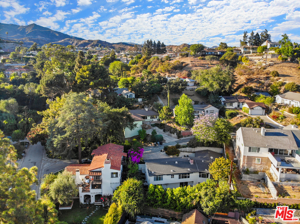 910 Hillcroft Road Glendale, CA 91207 - Photo 36 of 37 an aerial view of residential houses with outdoor space