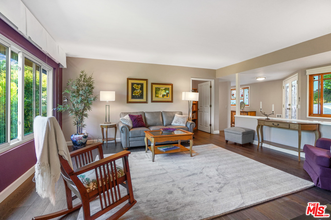 910 Hillcroft Road Glendale, CA 91207 - Photo 8 of 37 a living room with furniture and wooden floor