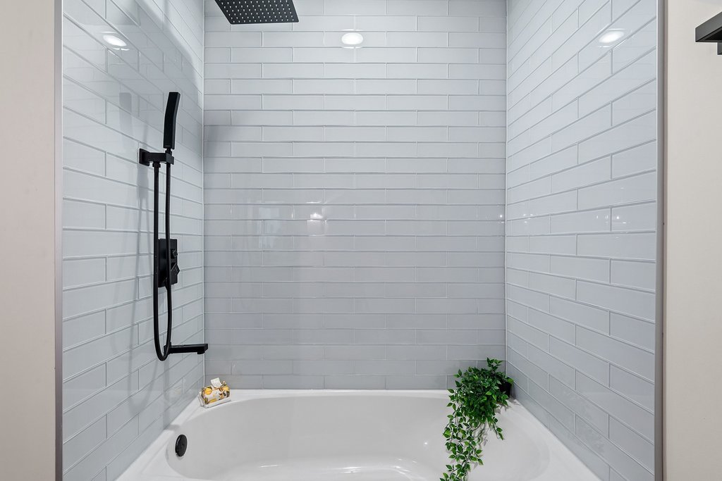 2450 Wickersham Lane, Unit 1916 Austin, TX 78741 - Photo 18 of 37 a bathroom with a shower and a bathtub