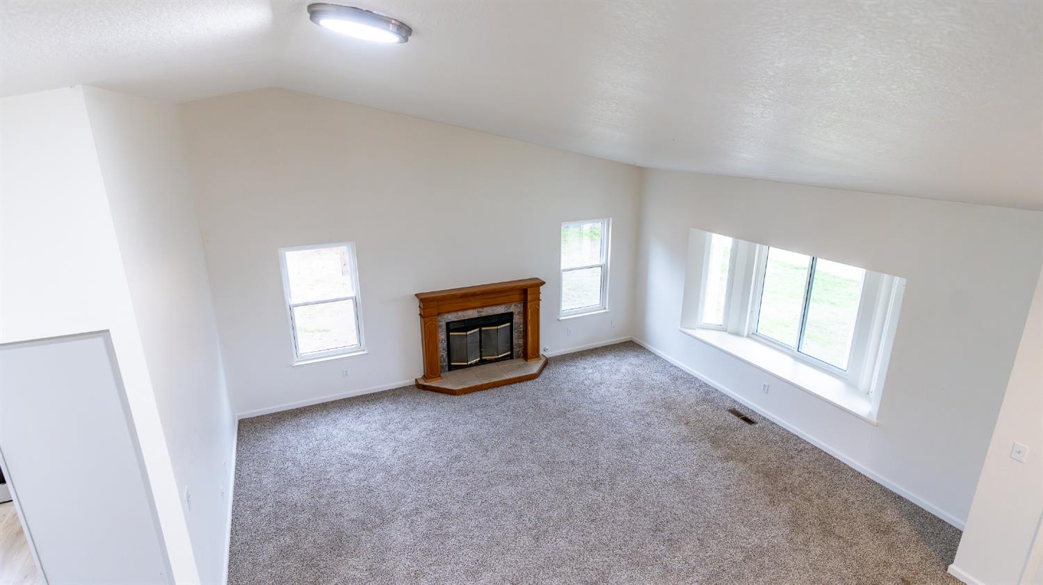 12501 Riverside Road Waterford, CA 95386 - Photo 22 of 24 an empty room with windows