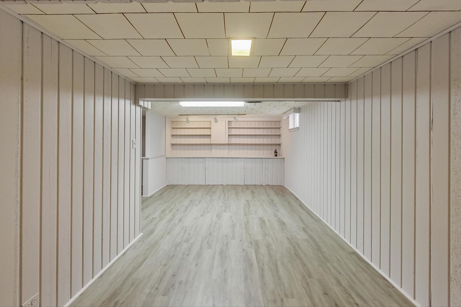 5231 North Rutherford Avenue Chicago, IL 60656 - Photo 30 of 43 a room view with wooden floor and window