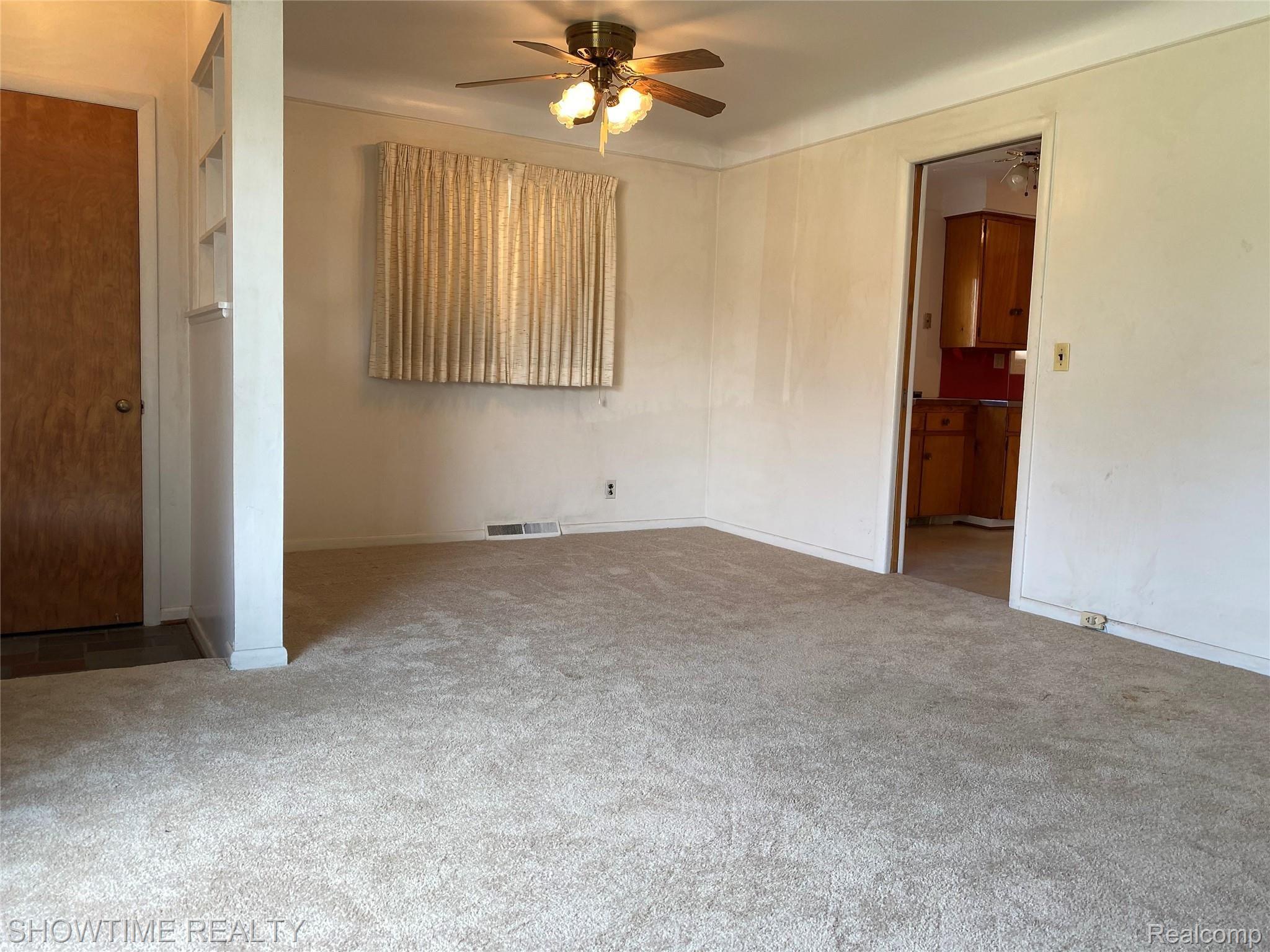 24640 Kelly Road Eastpointe, MI 48021 - Photo 5 of 26 IMG-2220.jpg