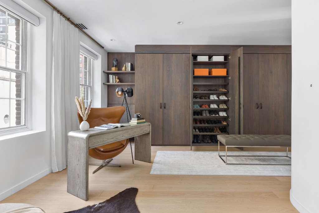 128 East 38th Street, Unit 1 Manhattan, NY 10016 - Photo 14 of 27 a workspace with furniture and window