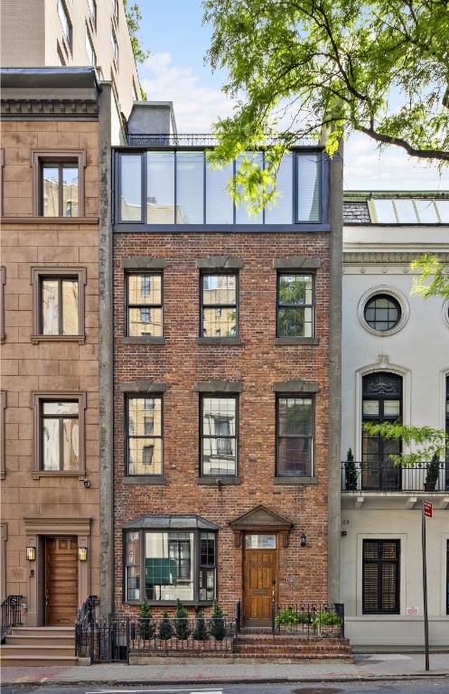 128 East 38th Street, Unit 1 Manhattan, NY 10016 - Photo 2 of 27 a front view of a building with garden