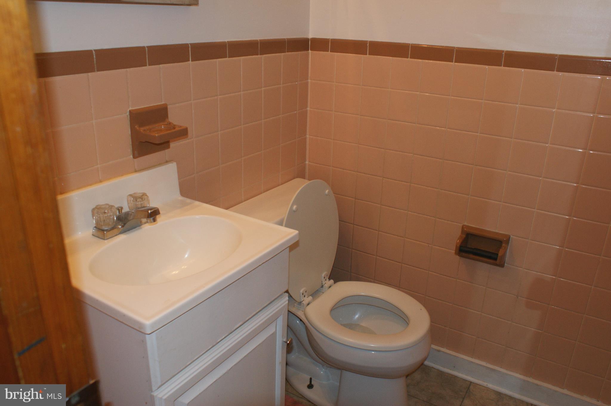 608 Truslow Road Fredericksburg, VA 22406 - Photo 11 of 21 1/2 bath in master