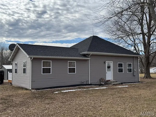 $219,900 | 843 Monroe Street, Witt, IL 62094