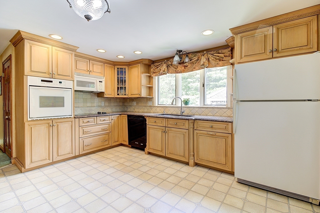 29 Beagle Club Road Attleboro, MA 02703 - Photo 6 of 26 Gallery Image 6