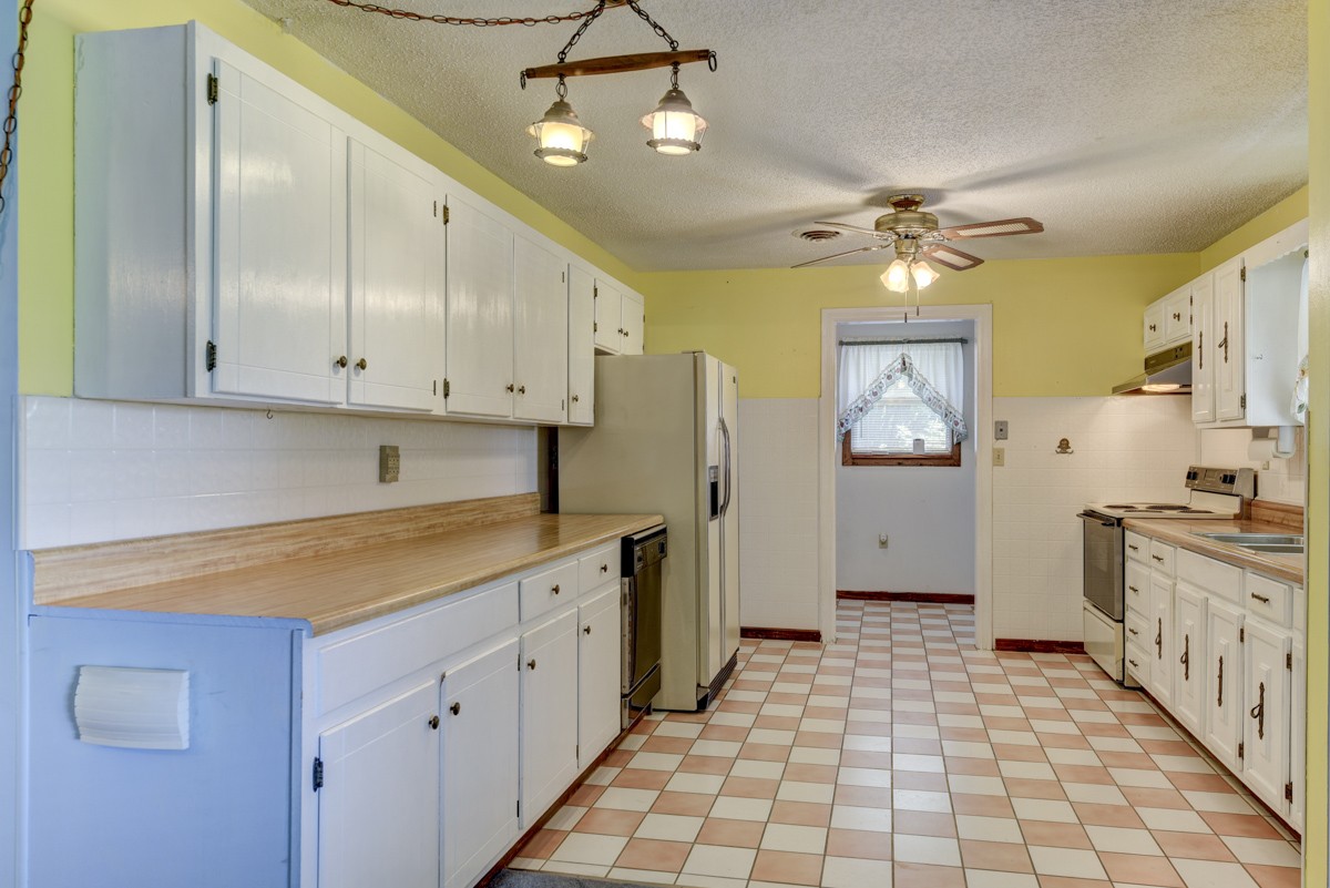 3945 Mitchell Road Lebanon, TN 37087 - Photo 37 of 41 a view of a kitchen with electric appliances
