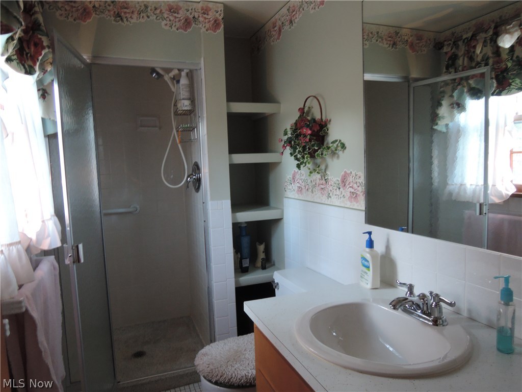 11960 Summers Road Chesterland, OH 44026 - Photo 11 of 17 Neutral bath room off the master bedroom.