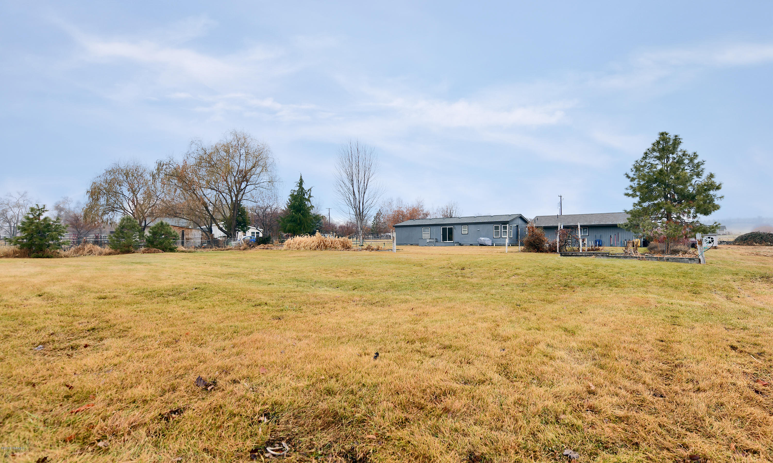 1251 Stone Road Yakima, WA 98908 - Photo 16 of 17 a swimming pool with an ocean view