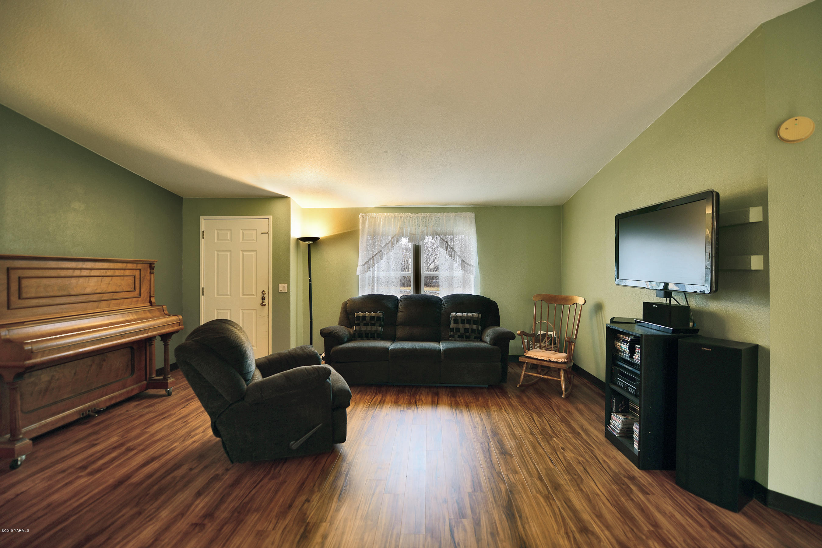 1251 Stone Road Yakima, WA 98908 - Photo 7 of 17 a living room with furniture and a flat screen tv