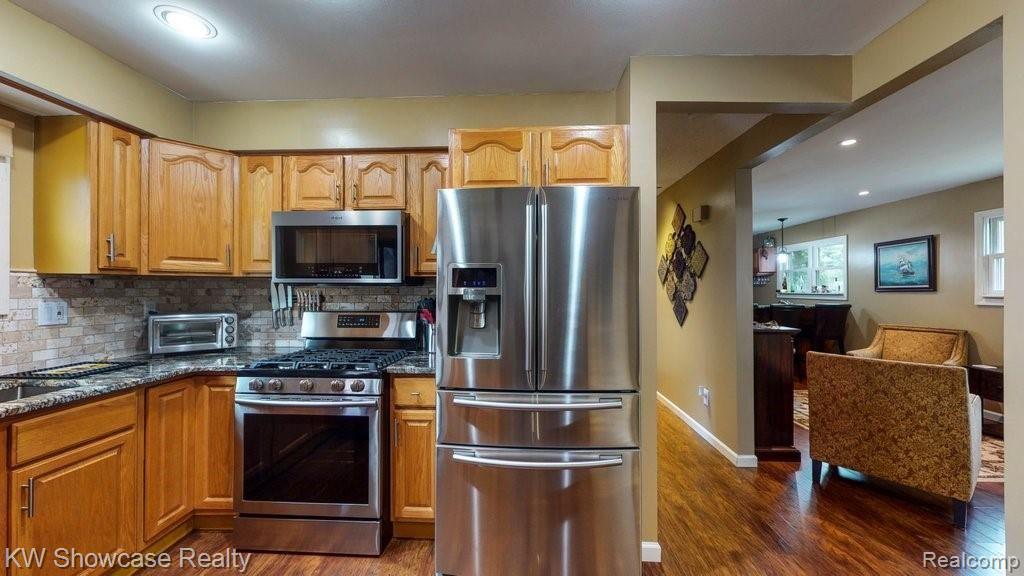 2985 West Commerce Road Milford, MI 48380 - Photo 21 of 39 12 Kitchen.jpg