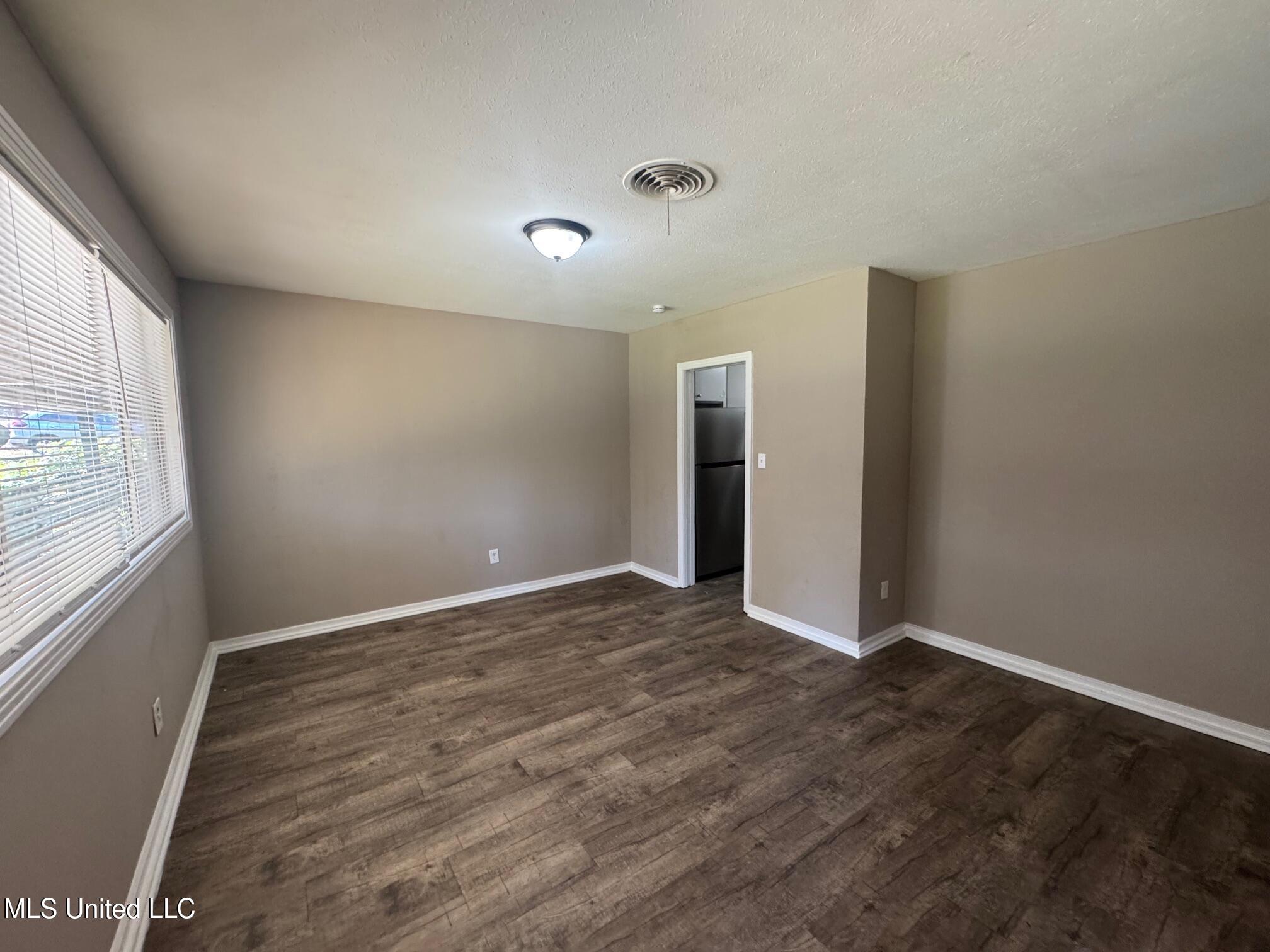 227 Queen Anne Lane Jackson, MS 39209 - Photo 2 of 15 IMG_5733