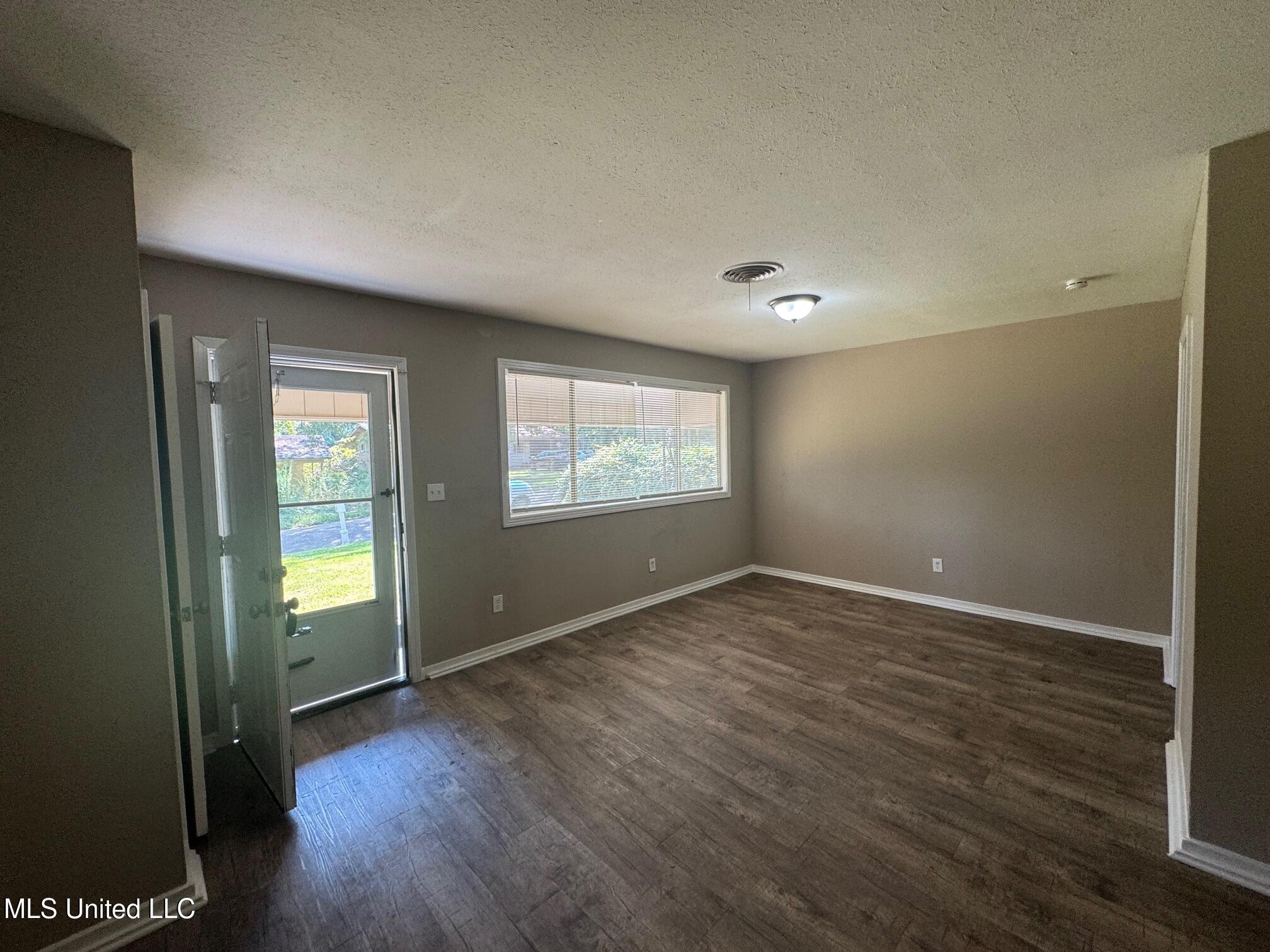 227 Queen Anne Lane Jackson, MS 39209 - Photo 3 of 15 IMG_5734