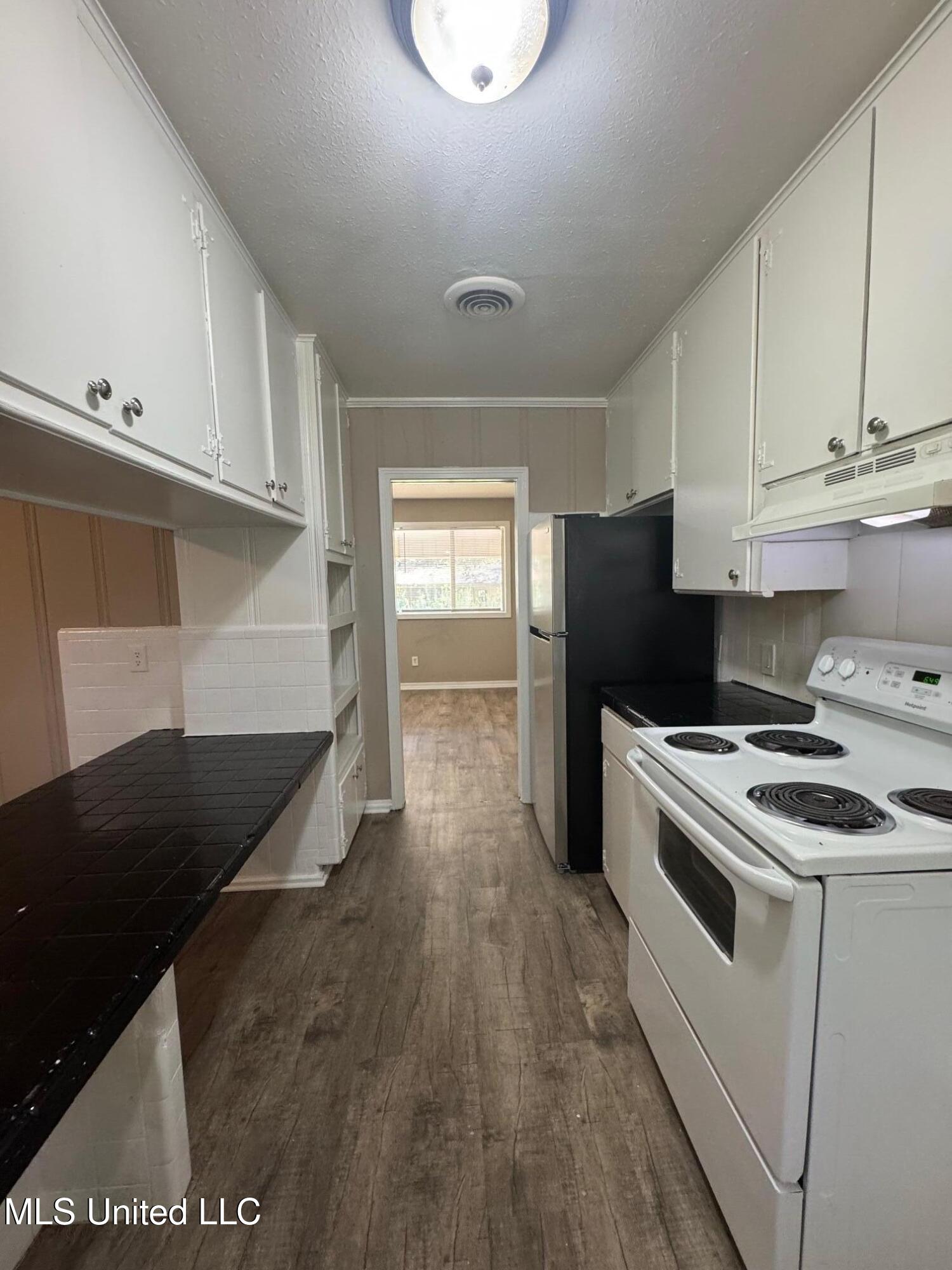 227 Queen Anne Lane Jackson, MS 39209 - Photo 4 of 15 IMG_5737