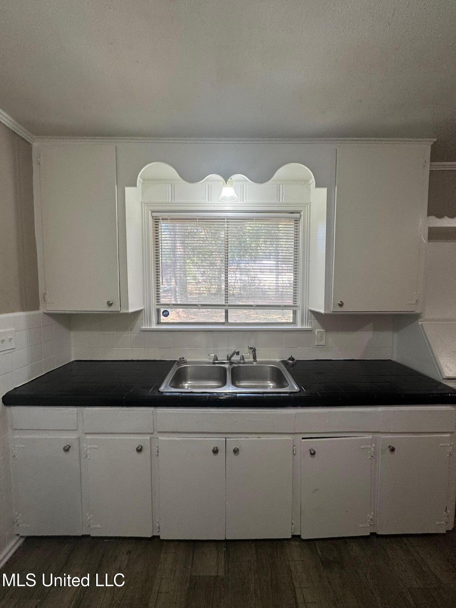 227 Queen Anne Lane Jackson, MS 39209 - Photo 5 of 15 IMG_5736