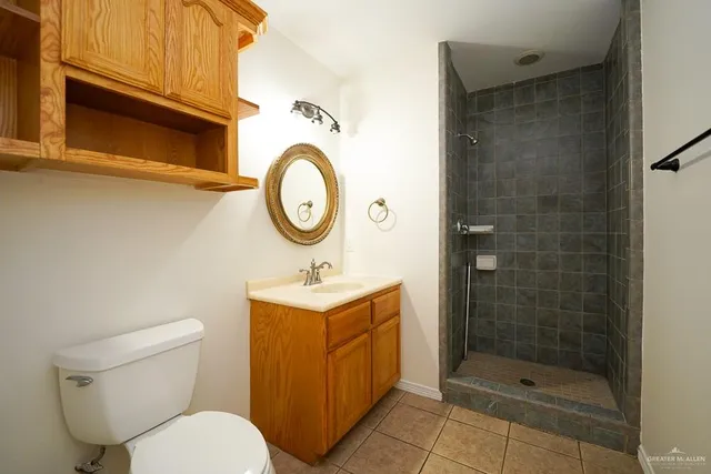an empty room with fan and a ceiling fan