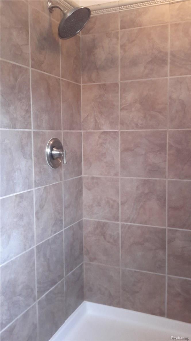 5626 Edgar Road Clarkston, MI 48346 - Photo 33 of 54 Master Bath