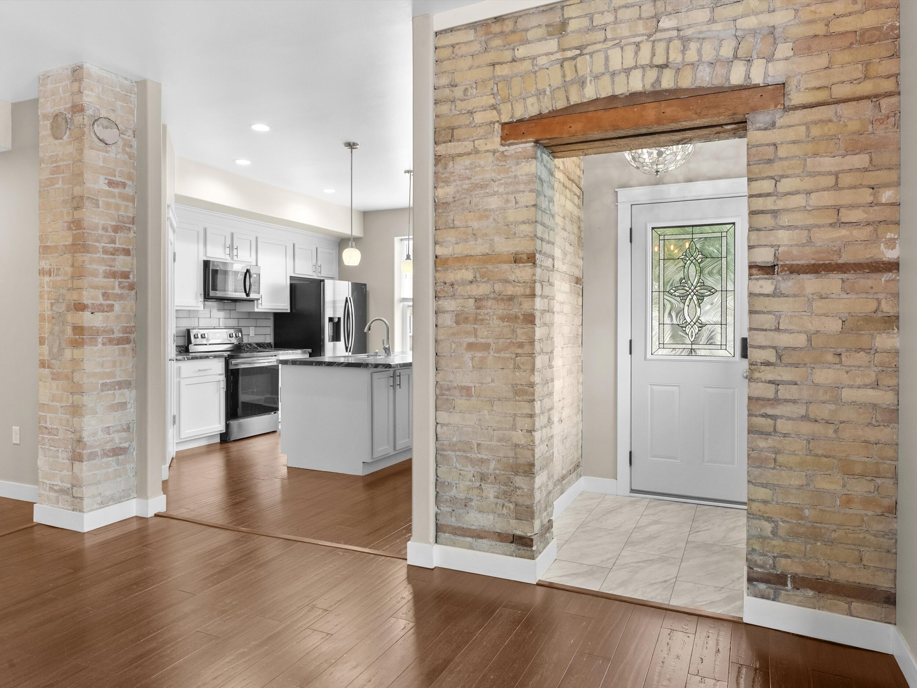 818 North 6th Street Manitowoc, WI 54220 - Photo 2 of 35 Foyer