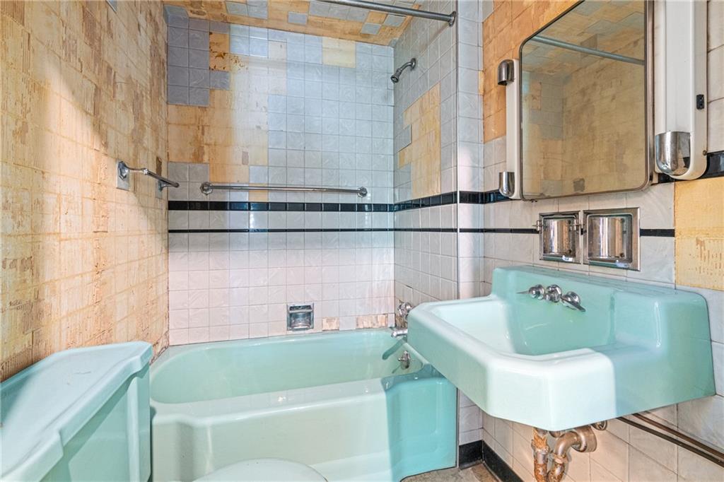 4754 Wallingford Street Pittsburgh, PA 15213 - Photo 31 of 50 3rd Floor Full Bathroom - (Not in working condition) - Attached to Bedroom