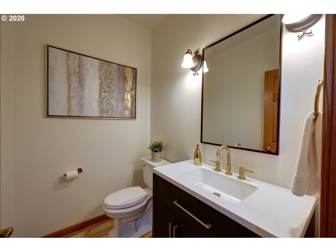 163 West 1st Street Cannon Beach, OR 97110 - Photo 17 of 42 a bathroom with a toilet a sink and mirror