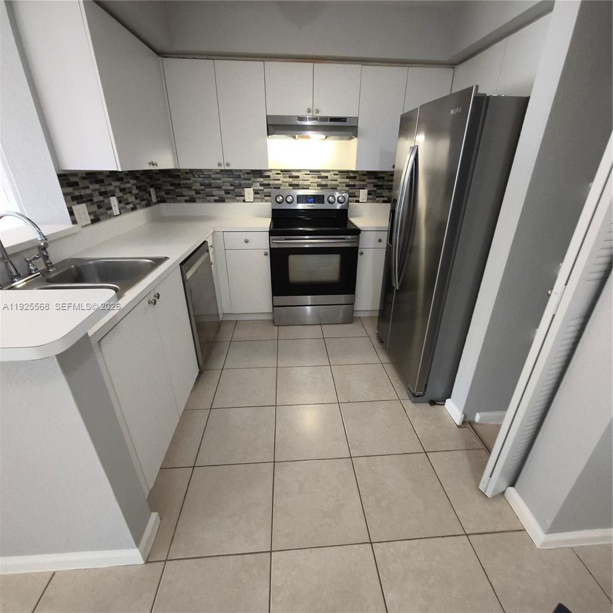 15440 Southwest 284th Street, Unit 5303 Homestead, FL 33033 - Photo 1 of 18 a kitchen with a stove a refrigerator and a sink