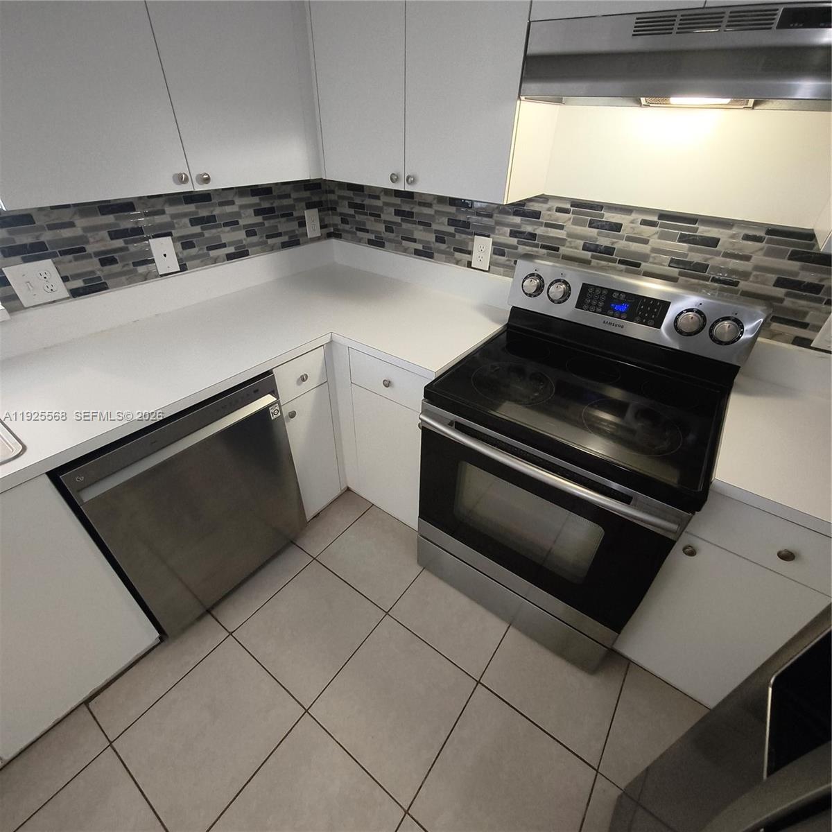 15440 Southwest 284th Street, Unit 5303 Homestead, FL 33033 - Photo 4 of 18 a close view of stove top oven