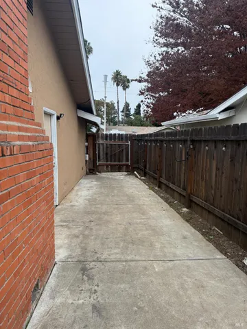 a view of a backyard